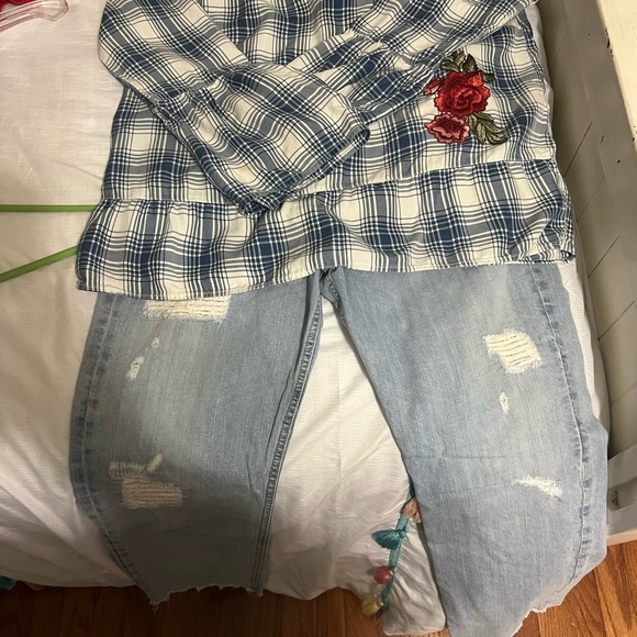 Celebrity Pink off shoulder with embroidered flower - Picture 9 of 9